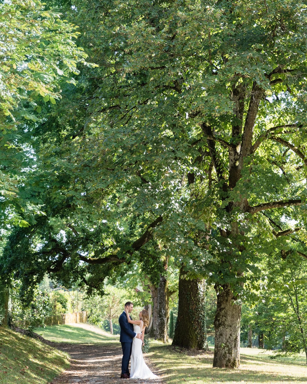 Couple de mariés sous les arbres